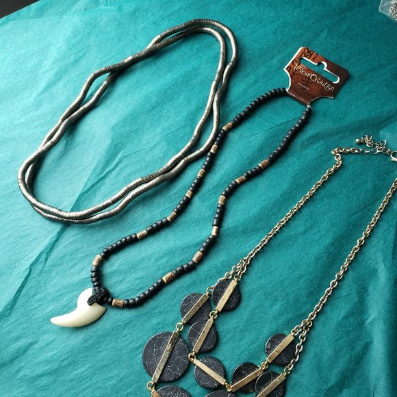 2/10$ Lot of three black metallic and wood necklace - Picture 2 of 7